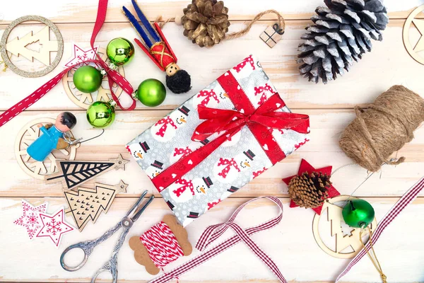 クリスマスと新年の作曲 クリスマスの装飾 シンプルなスタイル トップビュー フラットレイアウト コピースペース — ストック写真