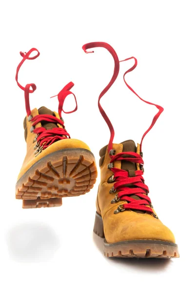 一双耐穿的皮靴 白色底 与外界隔绝 时尚的运动动感配件的冒险 经典的步行鞋 红色鞋带在移动或移动中 — 图库照片