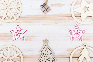 Noel ve Yeni Yıl kompozisyonu. Noel süslemeleri, basit stil. Üst görünüm, düz görünüm, kopyalama alanı.