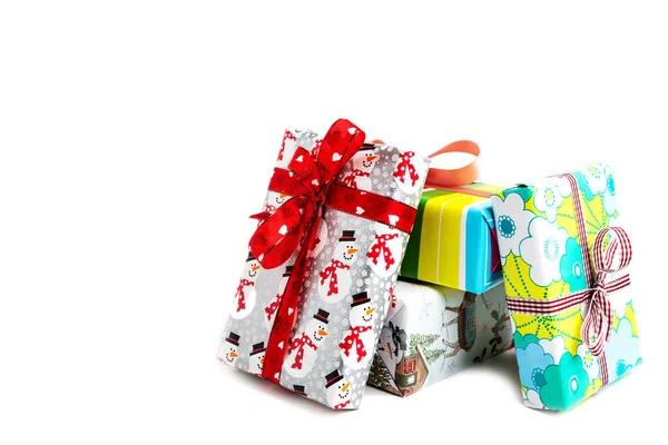 色彩斑斓的圣诞礼品盒 白色背景隔离 — 图库照片