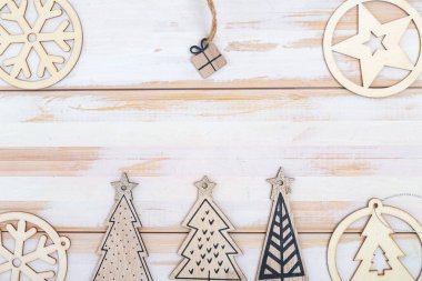 Noel ve Yeni Yıl kompozisyonu. Noel süslemeleri, basit stil. Üst görünüm, düz görünüm, kopyalama alanı.