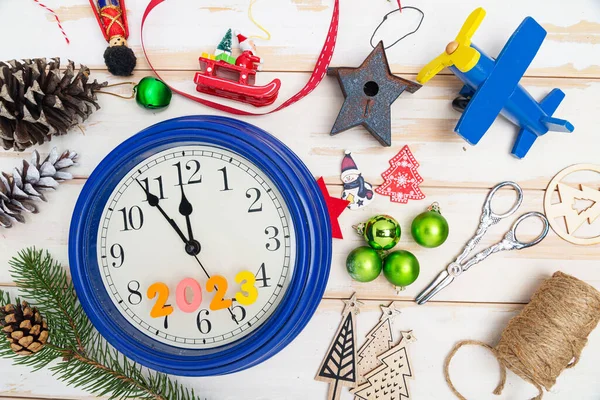 新年玩具 云杉枝和午夜钟声的圣诞构图 — 图库照片
