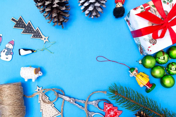 新年玩具 冷杉树枝和蓝色背景礼品盒的圣诞构图 从上面看案文的篇幅 — 图库照片