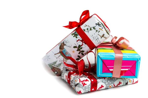 Красочные Рождественские Подарочные Коробки Белом Фоне — стоковое фото