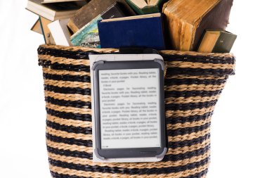 Bir e-kitapta büyük bir kütüphane. Elektronik kütüphane kavramı ve kağıt kitapların reddedilmesi..