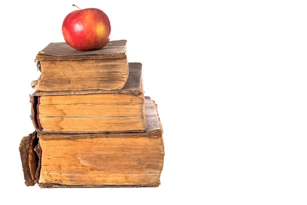 Bir Yığın Eski Püskü Kitap Beyaz Arka Planda Kırmızı Elma — Stok fotoğraf