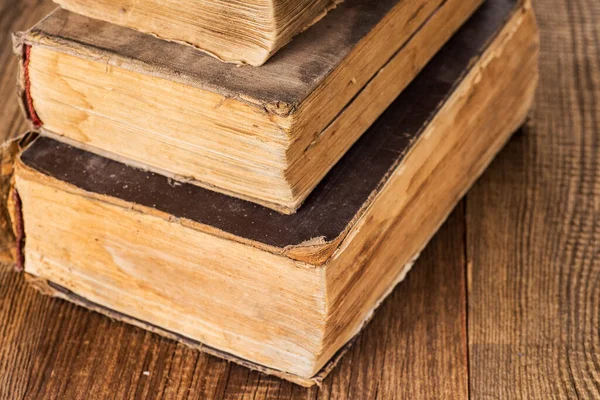 Eski Ahşap Bir Masa Üzerinde Antika Kitap Yığını Makro Seçici — Stok fotoğraf