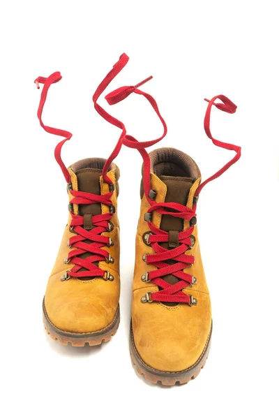 一双耐穿的皮靴 白色底 与外界隔绝 时尚的运动动感配件的冒险 经典的步行鞋 红色鞋带在移动或移动中 — 图库照片