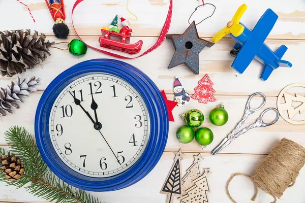 Composición Navideña Juguetes Año Nuevo Ramas Abeto Reloj Sonando Medianoche —  Fotos de Stock