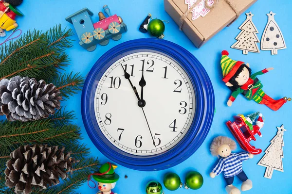 Weihnachtskompositionen Aus Silvesterspielzeug Fichtenzweigen Und Uhren Auf Blauem Hintergrund Blick — Stockfoto