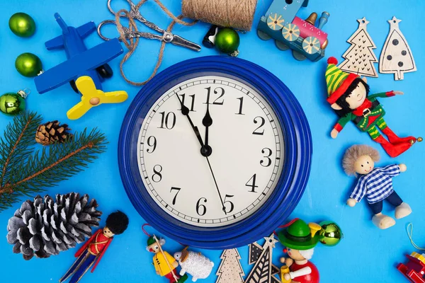 圣诞作文来自新年玩具 云杉树枝和时钟 在蓝色背景上 从上面看 — 图库照片