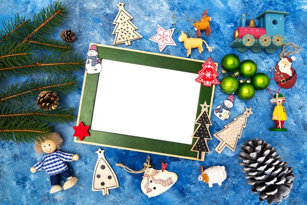 圣诞作文 圣诞装饰品 冷杉枝条 蓝色背景的球果 文本的框架 从上面看 — 图库照片