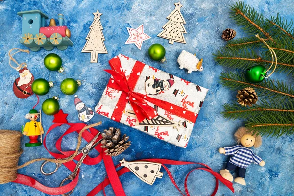 Vánoční Kompozice Vánoční Ozdoby Smrkové Větve Kornouty Dárek Krabici Modrém — Stock fotografie