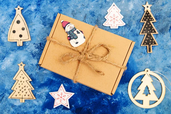 Weihnachtskomposition Weihnachtsdekoration Geschenk Karton Auf Blauem Hintergrund Blick Von Oben — Stockfoto