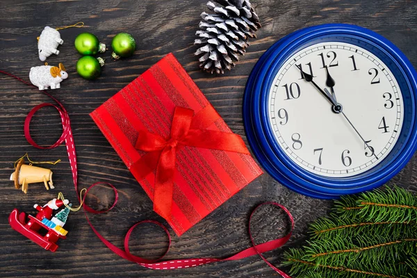 在黑暗的木制背景上的手表 冷杉树枝和装饰品 圣诞作文 圣诞节 平躺在地上 俯瞰四周 — 图库照片