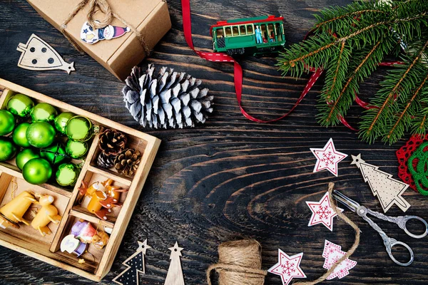 圣诞作文 冷杉树枝 深色木制背景的装饰品 圣诞节 新年的概念 平躺在地上 俯瞰四周 — 图库照片
