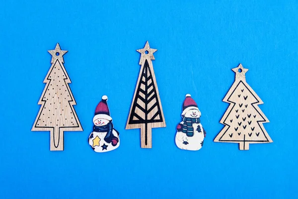 Weihnachtsanlage Mit Hölzernen Weihnachtsbäumen Und Schneemännern Neujahrsdekoration Frohe Feiertage Karte — Stockfoto