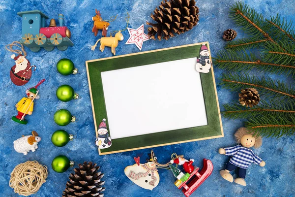 圣诞作文 圣诞装饰品 冷杉枝条 蓝色背景的球果 文本的框架 从上面看 — 图库照片