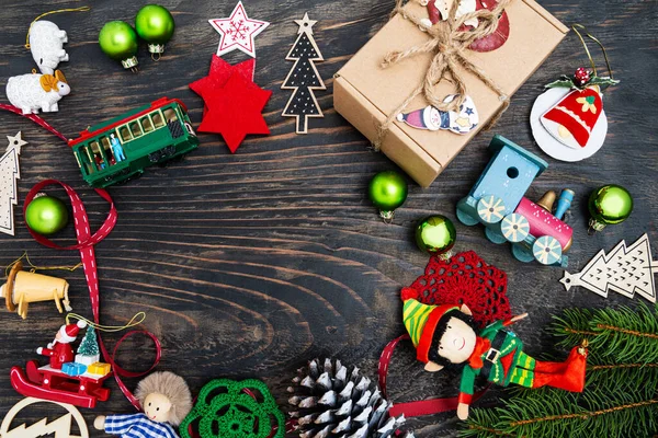 圣诞作文 冷杉树枝 深色木制背景的装饰品 圣诞节 新年的概念 平面布局 顶视图 复制空间 — 图库照片