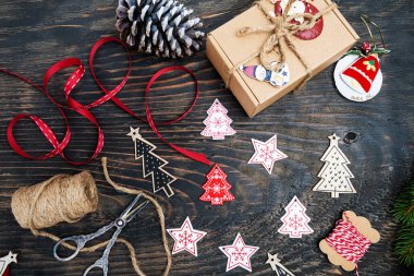 Noel kompozisyonu. Hediyeler, köknar dalları, koyu ahşap arka planda süslemeler. Noel, kış, yeni yıl konsepti. Düz yatış, üst görünüm,