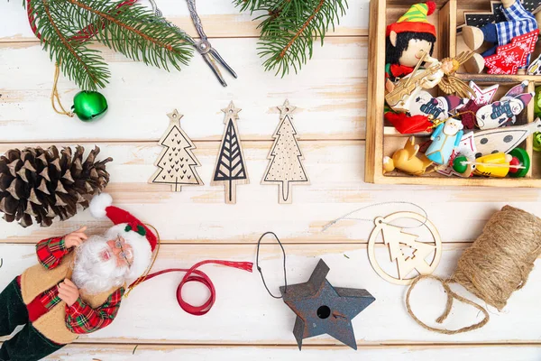 新年玩具 冷杉枝条和圣诞老人的圣诞作文放在一张小桌子上 从上面看 — 图库照片