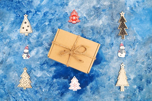 クリスマスの構図 クリスマスの飾り 青い背景の箱にギフト 上からの眺め — ストック写真