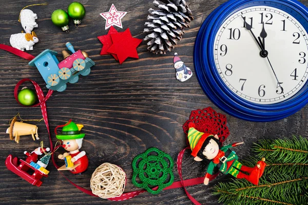 Relógios Presentes Ramos Abeto Decorações Fundo Madeira Escura Composição Natal — Fotografia de Stock