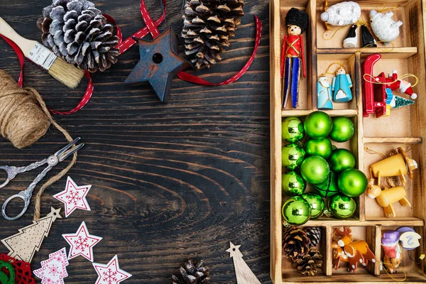 圣诞作文 冷杉树枝 深色木制背景的装饰品 圣诞节 新年的概念 平面布局 顶视图 复制空间 — 图库照片