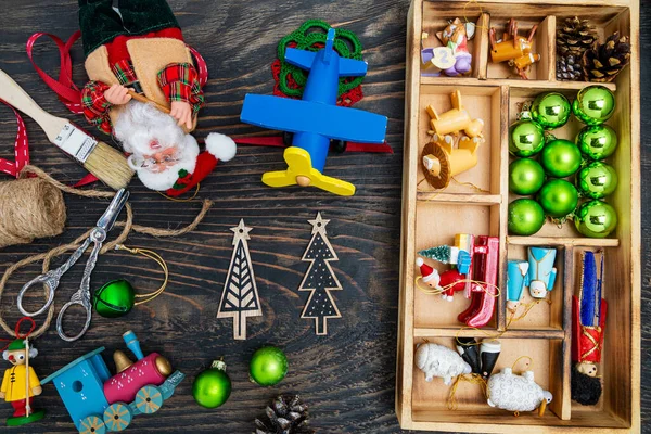 Dárky Jedlové Větve Dekorace Santa Tmavém Dřevěném Pozadí Vánoční Kompozice — Stock fotografie