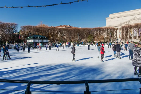stock image Winter skating rink in the sculpture garden of the National Gallery in Washington DC. Citizens with children go ice skating.