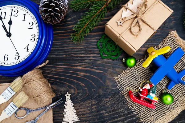在旧的木制桌子背景上制作和装饰手工制作的圣诞礼品盒 圣诞树分枝 线绳和剪子顶部视图 案文的篇幅 — 图库照片