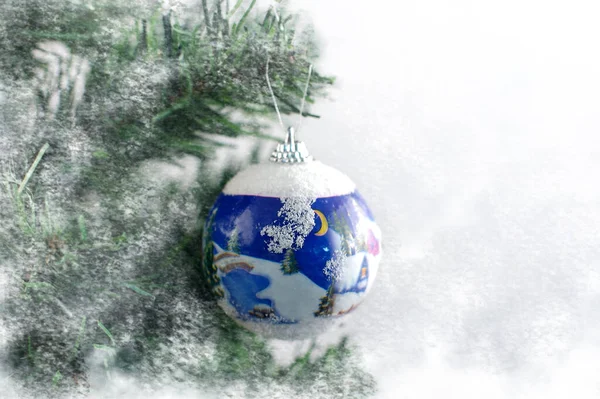 雪に覆われたトウヒの枝に青いクリスマスツリーのおもちゃ テキストの保存 — ストック写真