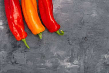 Taze tatlı biber (dolma biber) gri bir arka planda bir çuval bezinde bulunur. Yukarıdan görüntüle.