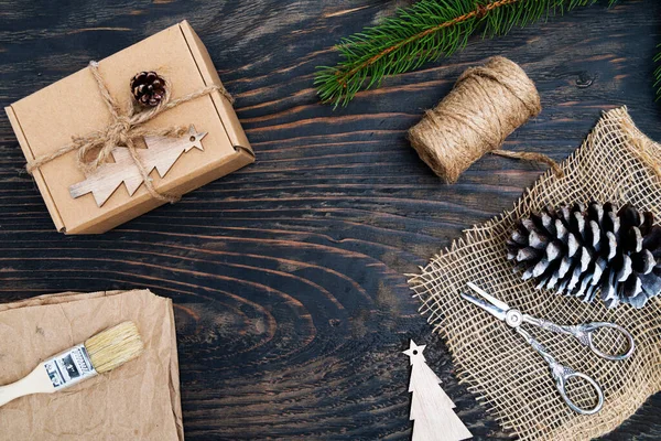 Basteln Und Dekorieren Handgemachte Weihnachtsgeschenkboxen Auf Altem Holztischhintergrund Christbaumzweig Schnur — Stockfoto