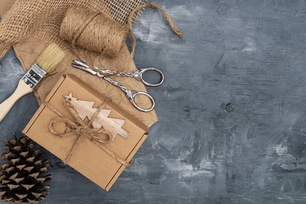 Kerstvoorbereiding Handgemaakte Cadeaus Maken Plain Papier Tourniquet Doos Een Grijze — Stockfoto