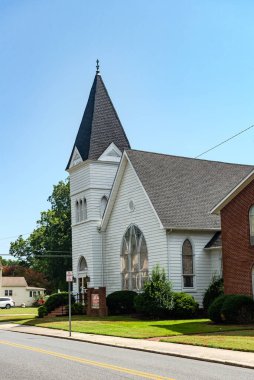 Pocomoke City, Maryland, ABD, 29 Ağustos 2022. Maryland eyaletinin Pocomoke şehrinin tarihi merkezindeki kilise. Güneşli gün, mavi gökyüzü.
