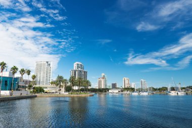 Deniz kenarı ve yat limanı. St. Petersburg Florida 'da mavi gökyüzü güneşli bir yaz günü.