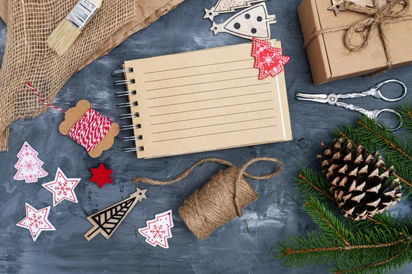 Preparazione Natale Fare Regali Fatti Mano Carta Semplice Laccio Emostatico — Foto Stock