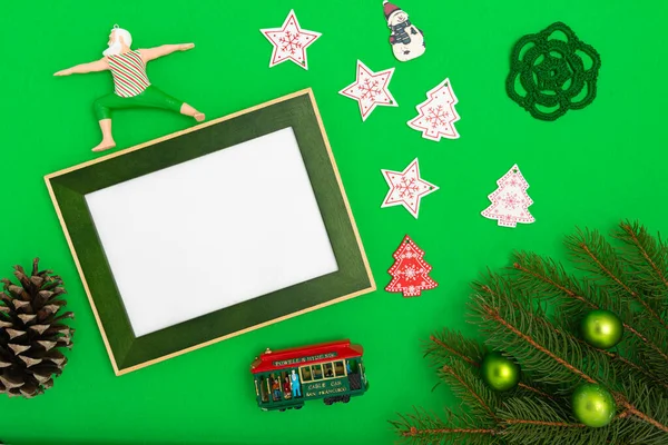 Weihnachts Neujahrskomposition Mit Rahmenkopierraum Tannenzweigen Und Christbaumkugeln Auf Grünem Hintergrund — Stockfoto