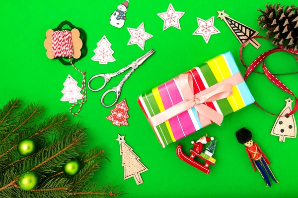 Weihnachtsgeschenke Foto Von Oben Geschenkbox Mit Schleifen Weihnachtsschmuck Und Sternen — Stockfoto