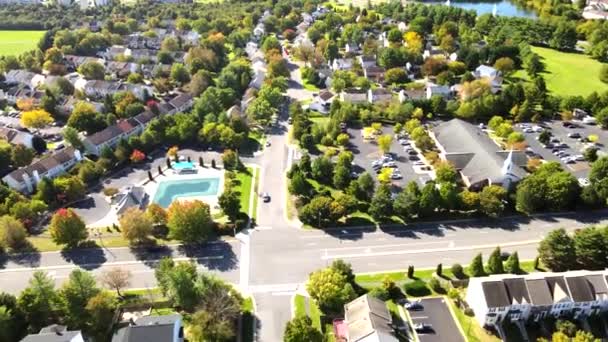 华盛顿附近的低层单身家庭住宅 从鸟瞰的角度来看秋天的阳光 住宅区道路两旁五彩缤纷的树木 维吉尼亚的莱斯堡 — 图库视频影像