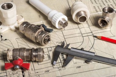 Caliper, sıhhi tesisat ve flanşlar. Mühendis çalışma alanı kavramı.