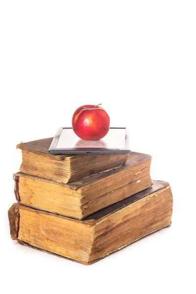 Bir Yığın Eski Püskü Kitap Bir Kırmızı Elma Beyaz Arka — Stok fotoğraf