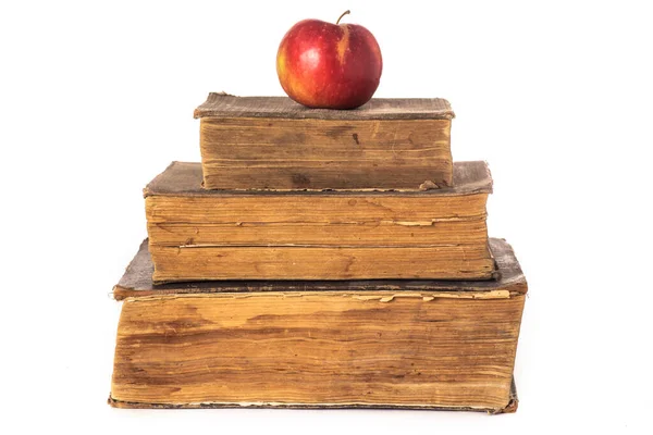 Stos Trzech Starych Podłych Książek Czerwone Jabłko Białym Tle — Zdjęcie stockowe