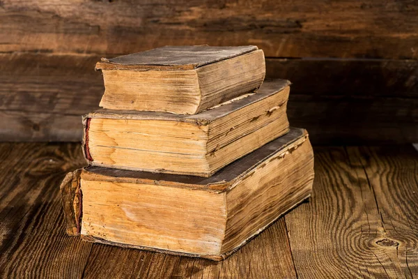 Eski Ahşap Bir Masanın Üzerinde Eski Püskü Kitap Yığını — Stok fotoğraf