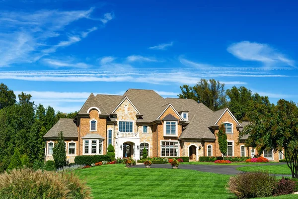 Large Luxurious Brick Single Family Country House Beautiful Landscaping Lawn — Stock Photo, Image