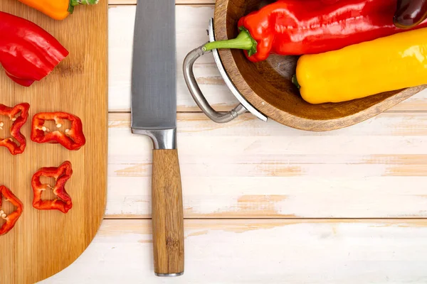 Fresh Sweet Pepper Bell Pepper Cutting Board Knife Chopped Pepper — Stock Photo, Image