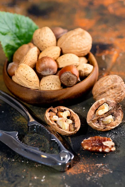 Nüsse Holzschale Lebensmittel Mix Hintergrund Sortiment Von Nüssen Cashew Haselnüsse — Stockfoto