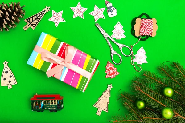 クリスマスプレゼントのコンセプト リボン弓と緑の背景の星とギフトボックスのトップビューの写真 — ストック写真