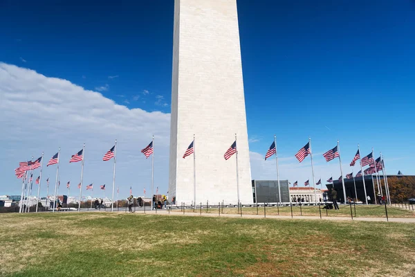 Washington Americké Vlajky Památníku George Washingtona Slunečného Dne Modrým Bezmračným — Stock fotografie